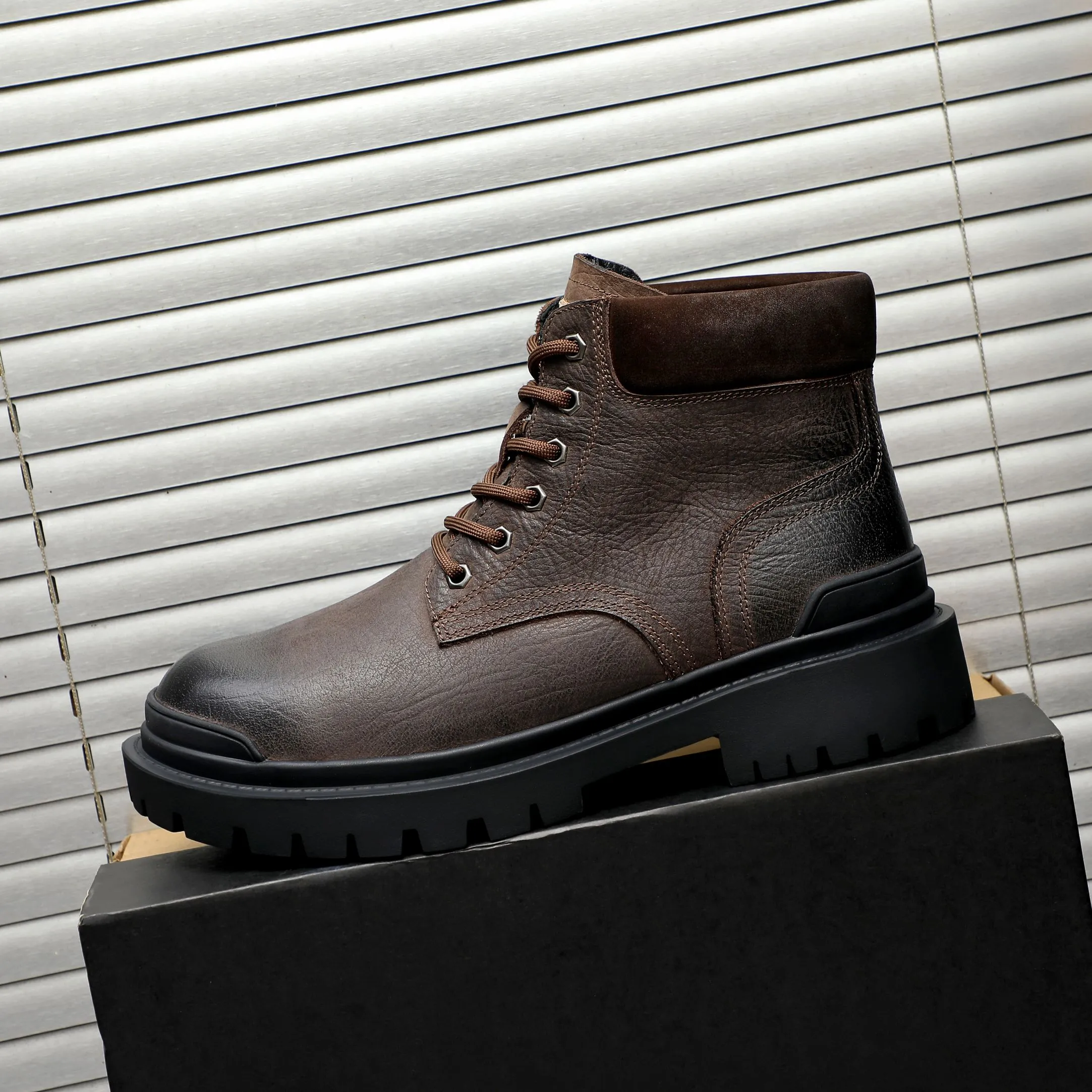 P620 Product trademark: "UGG" Gaobang men's shoes Regular size: 39-44 Product materials: Selected color-brushed cowhide upper, wool lining, original outsole